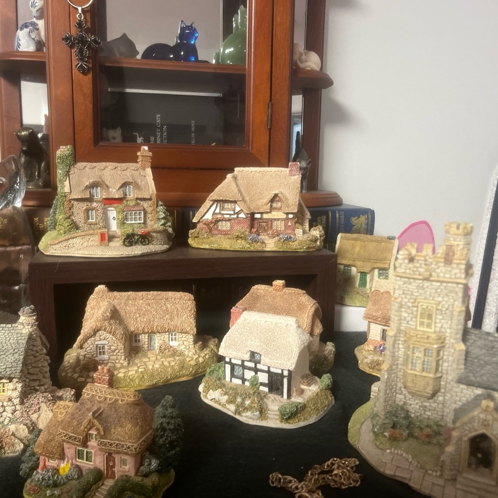 Lilliput lane houses with original stickers except one in excellent condition